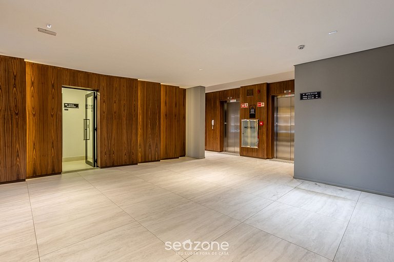 Studio em Cond. c/ Piscina e Vista Cid. CTB2504