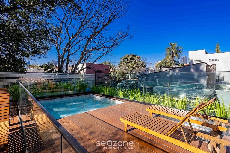 Studio em Cond. c/ Piscina e Vista Cid. CTB2504