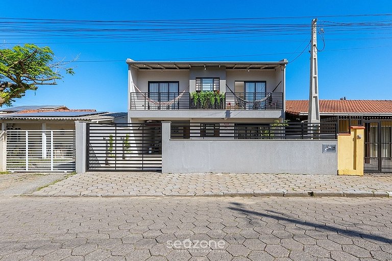 Casa em Cond. a 910m da Armação HTS1806