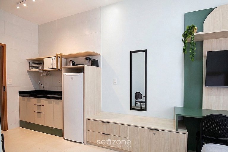 Studio em Cond. c/ Piscina e Vista Cid. AZZ0405