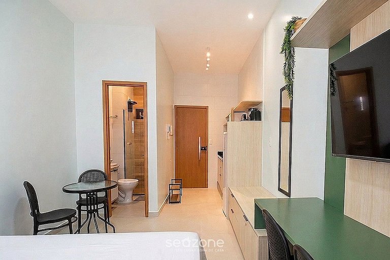 Studio em Cond. c/ Piscina e Vista Cid. AZZ0405