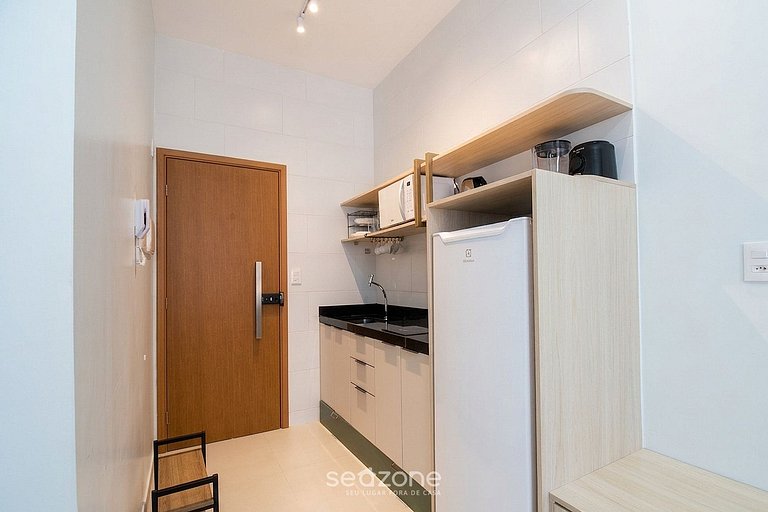 Studio em Cond. c/ Piscina e Vista Cid. AZZ0405