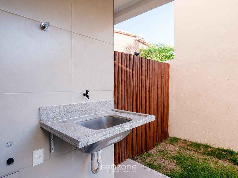 Apto. c/ Varanda em Cond. c/ Piscina VAT0002