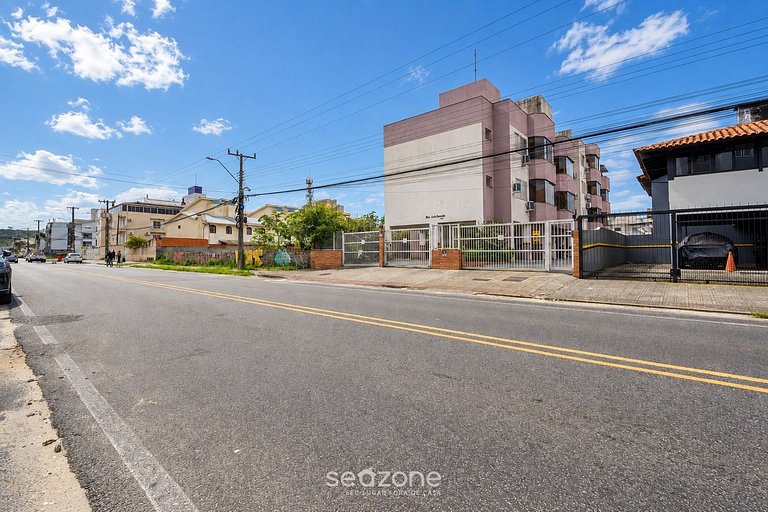 Apto. bien ubicado en Condo. LGR0204