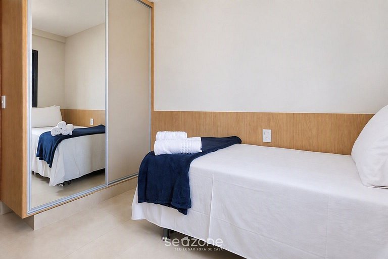 Apto. em Cond. c/ Piscina e Vista Cid. VIV1303