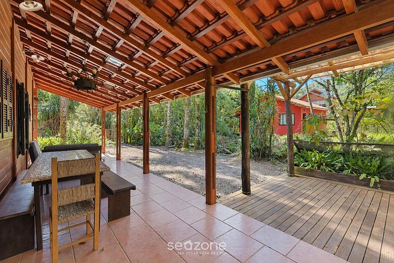Casa c/ parr. priv. en Bombinhas JAD0279