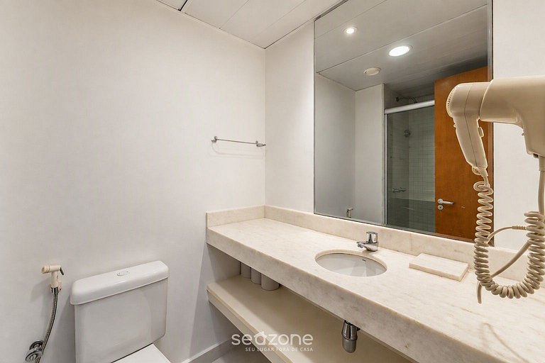 Apto en condo. c/ piscina y gimnasio IBF1607