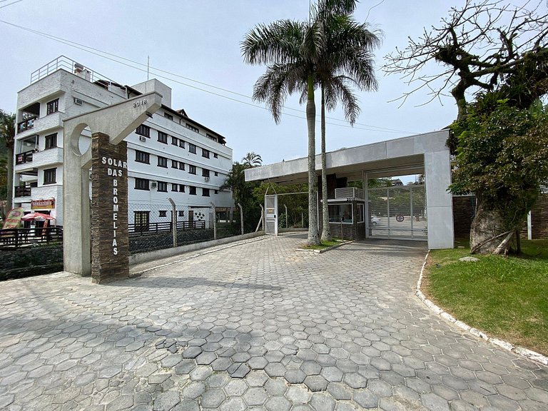 Apto c churrasq. 40m da Praia de Bombinhas BDS0111