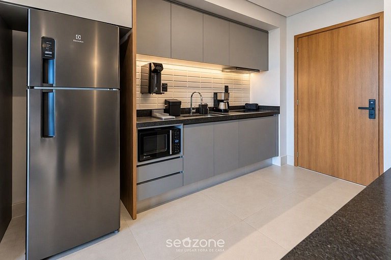 Studio em Cond. c/ Piscina e Vista Cid. AZR1406