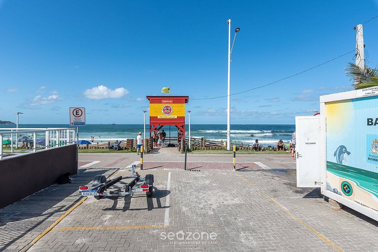 Apto c/varanda a 4min da praia de Bombas COL102