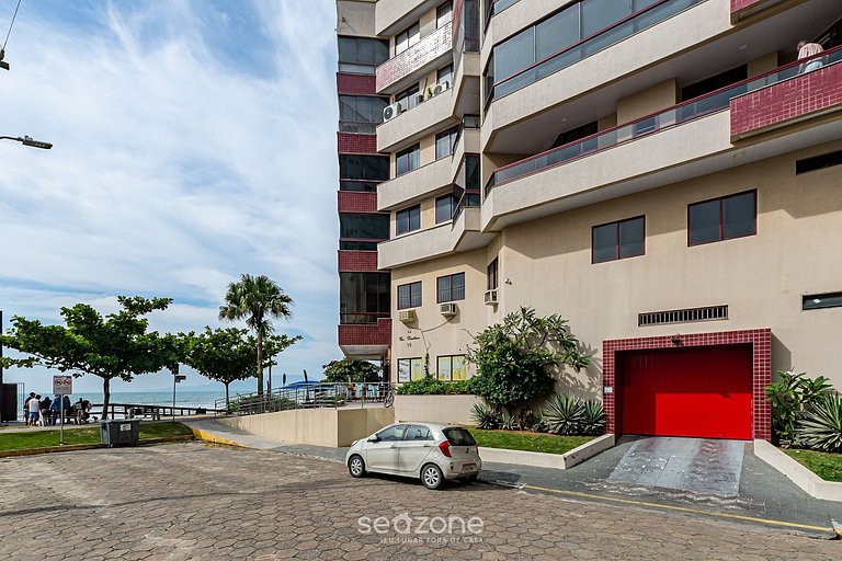 Apto pé na areia vista mar em Meia Praia EVB308