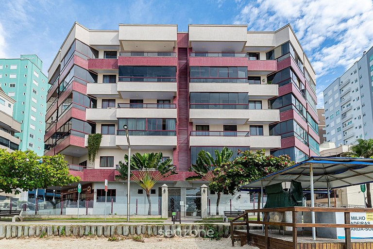 Apto pé na areia vista mar em Meia Praia EVB308
