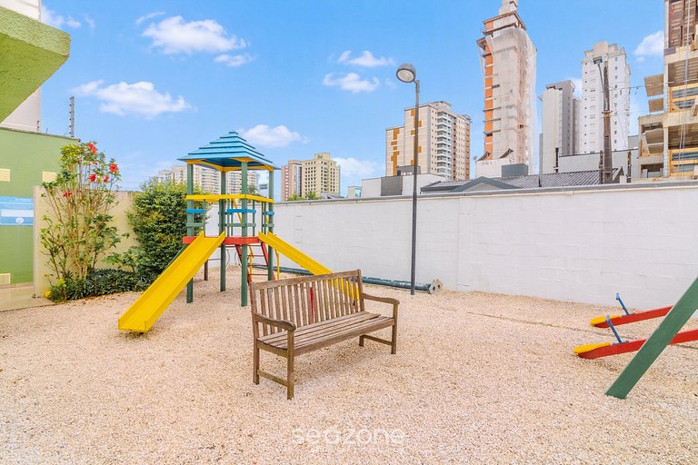 Apto c/ churrasq e varanda, 400m da Praia LEAA0506