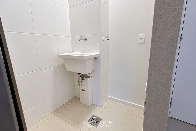Apto. Bem localizado em Cond. c/ Piscina MSST1606