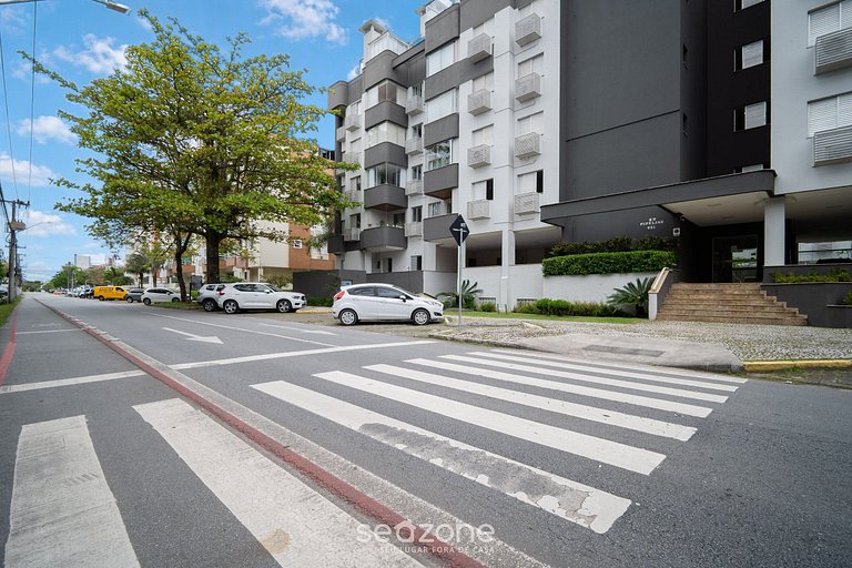 Apto a 700 m da Praia de Jurerê AAV0306