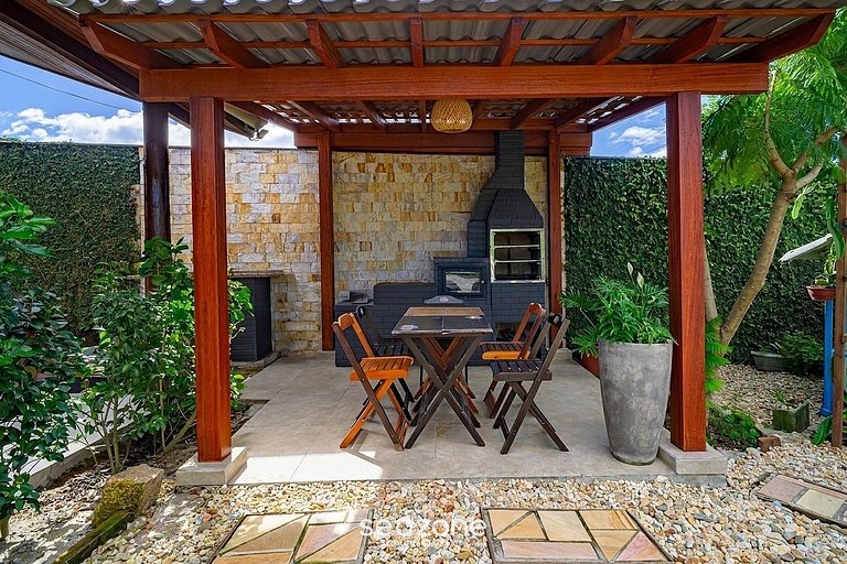 Casa com Piscina Próxima à Praia JDE792