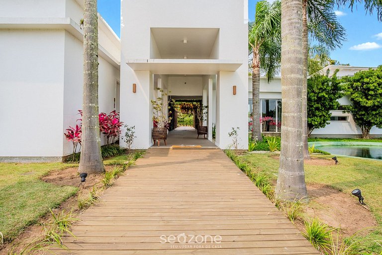 Casa moderna con piscina junto a Surfland ROI009