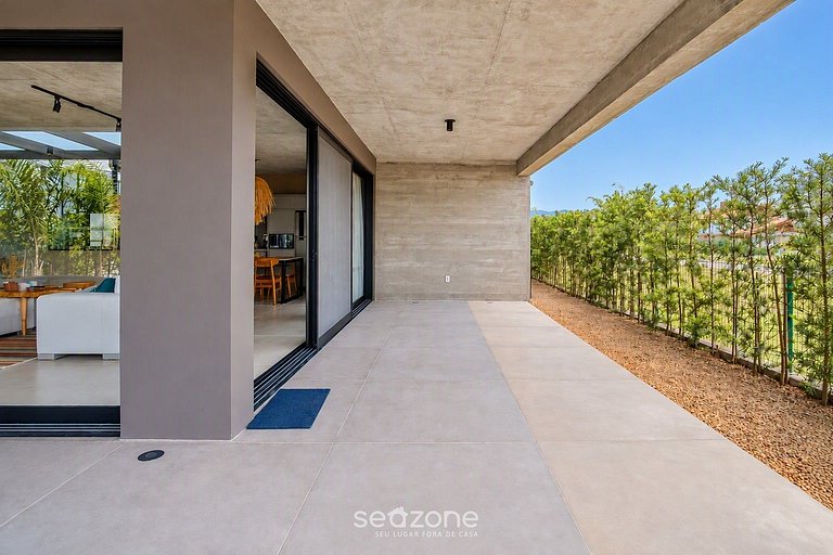 Casa moderna con piscina junto a Surfland ROI009
