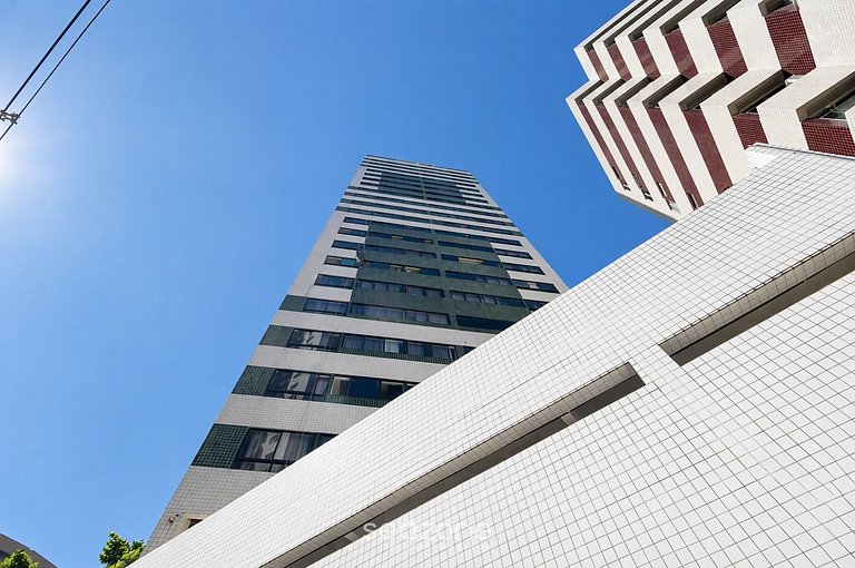 Studio em Cond. c/ Piscina e Garagem GOL0205