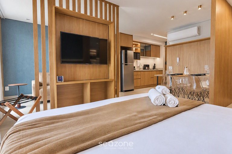 Studio em Cond. c/ Piscina e Vista Cid. HCL2906