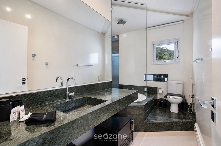Casa con piscina privada en Jurerê Int. TIR0563