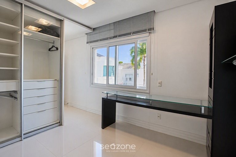 Casa c/ Piscina Priv. em Jurerê Int. TIR0563