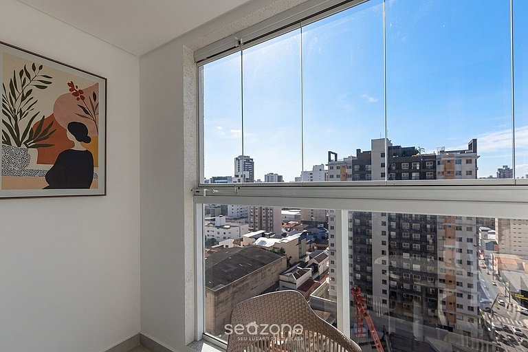 Apto. c/ Terraza y Vista Cid. en Condo. MAN1706