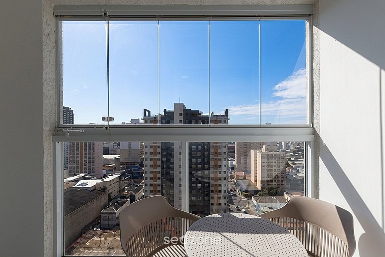 Apto. c/ Terraza y Vista Cid. en Condo. MAN1706