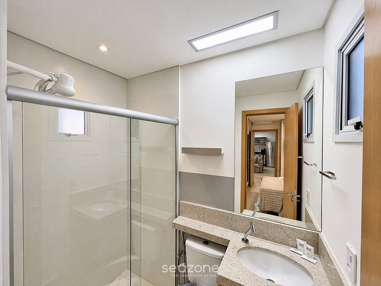 Apto. bien ubicado en Condo. c/ piscina GRLB1203