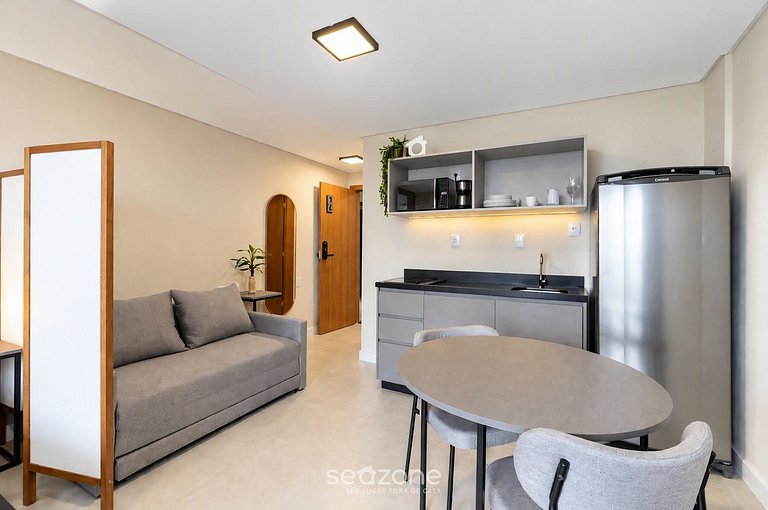 Studio em Cond. c/ Piscina e Varanda RUT0017