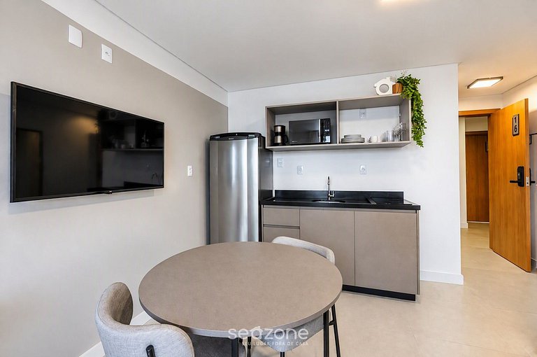 Studio em Cond. c/ Piscina e Varanda RUT0016